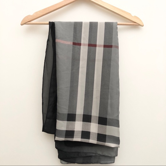 Silk feeling Burberry Pattern Shall 🖤 - Picture 4 of 7